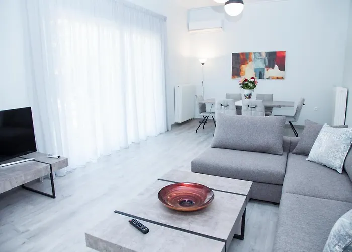 Sunny And Minimal Apt In Glyfada With 3 Bdrm