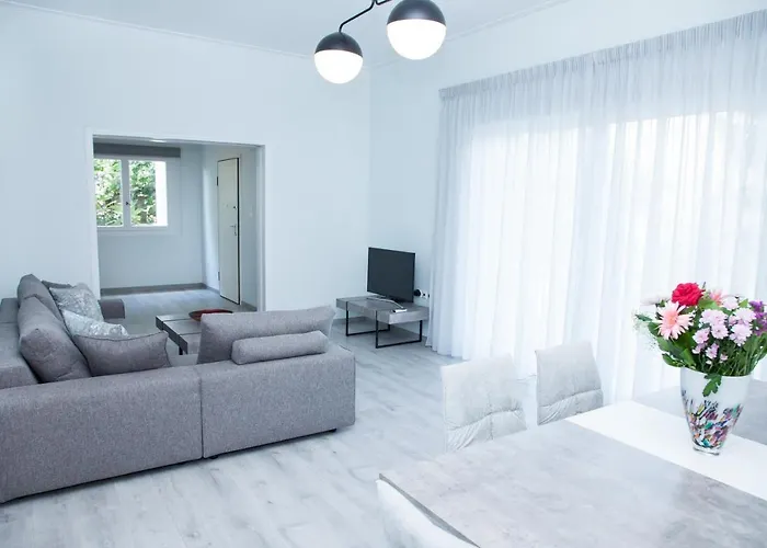 Sunny And Minimal Apt In Glyfada With 3 Bdrm