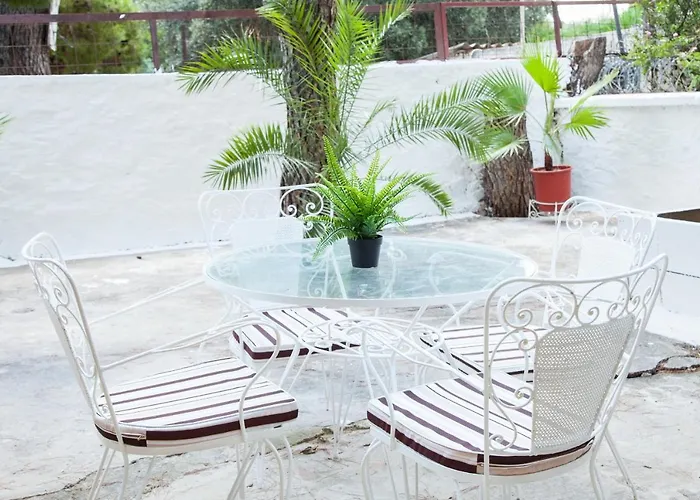Sunny And Minimal Apt In Glyfada With 3 Bdrm